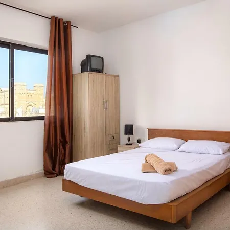 2 Bedroom Penthouse With Sea Views *